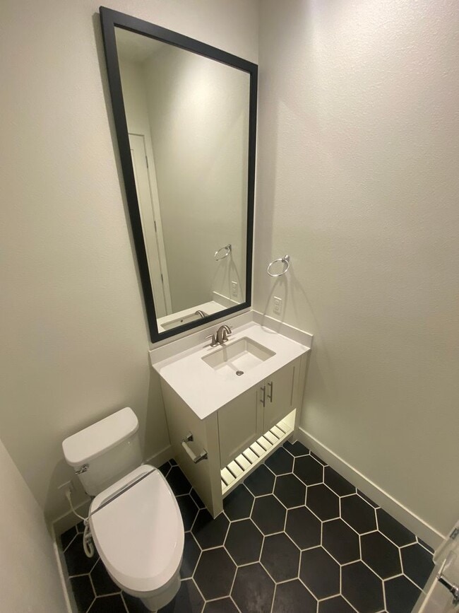 Building Photo - Modern Condo Living in the Heart of Alameda – Prime Location!