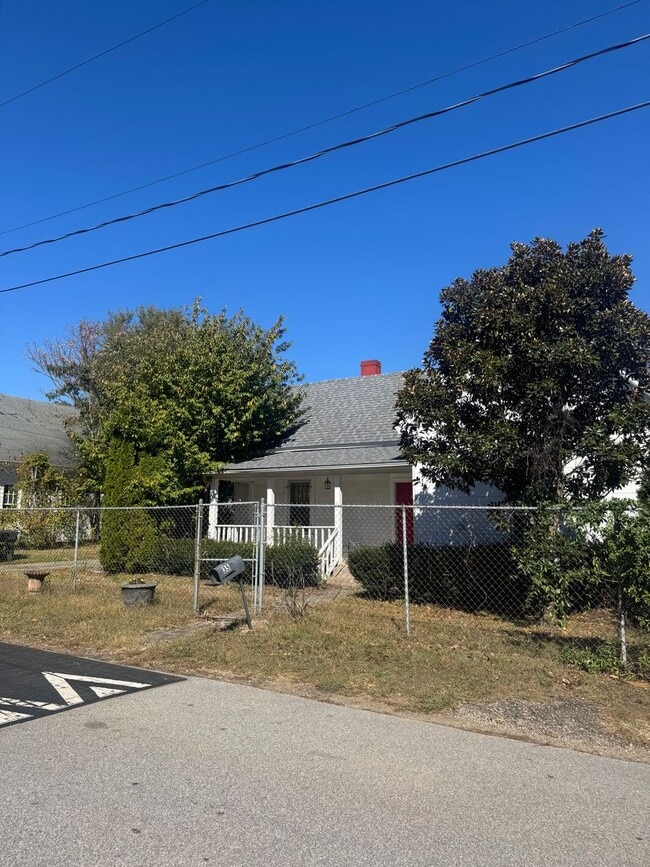 Building Photo - Downtown Greenville Home with a large fenc...
