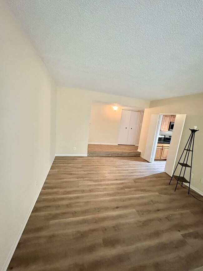 Building Photo - Bright And Cozy 2 Bed 1 Bath Condo With Pa...