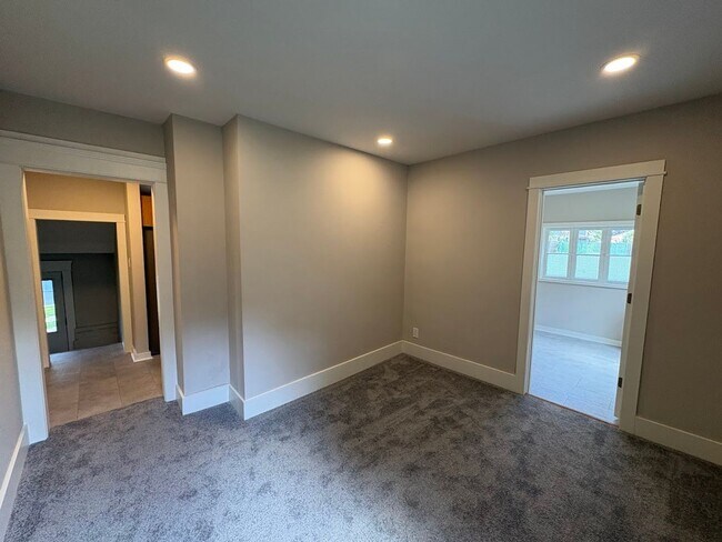 Building Photo - Three bedroom 1 1/2 bathroom single family home for rent