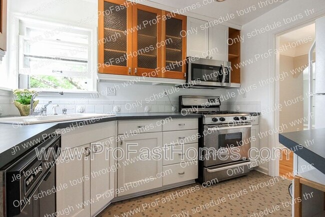 Building Photo - 616 SW Moss St