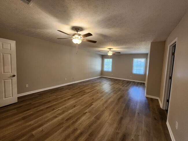 Building Photo - 4 Bedroom Large Backyard