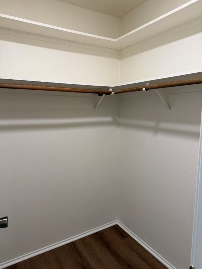 Building Photo - Updated Knollwood Condo with Community Pool