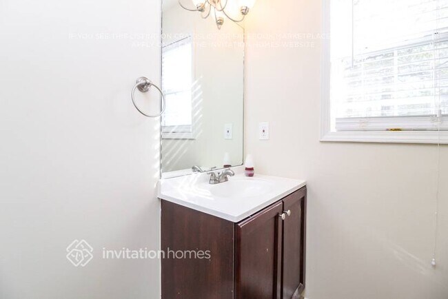 Building Photo - 1718 Independence Dr