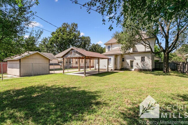 Building Photo - EXTRAORDINARY historic rental opportunity in Delano!!!!!! Move in Special!