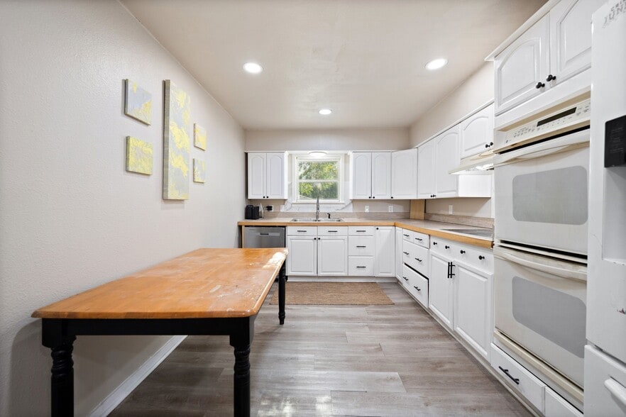 Building Photo - 809 Burleson St