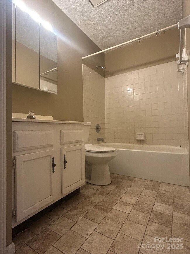 Building Photo - 9605 Vinca Cir
