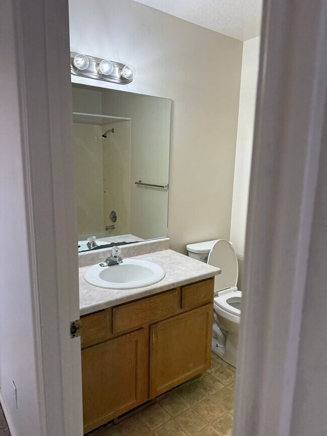 Building Photo - Clearfield 4 bedroom, 3 bathroom home. Big...