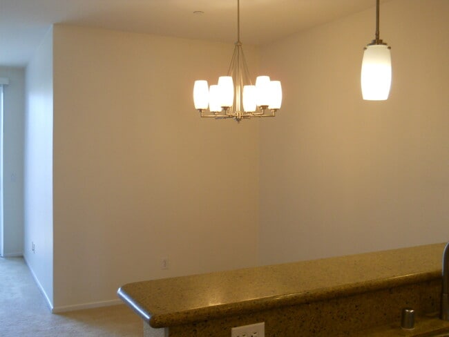 Building Photo - Beautiful 2 bedroom 2 bath town home plus ...