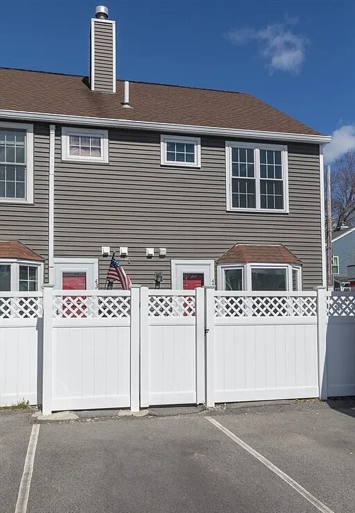 Building Photo - Secure This Beautiful Unit Today