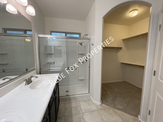Building Photo - 8721 N Black Pine Dr