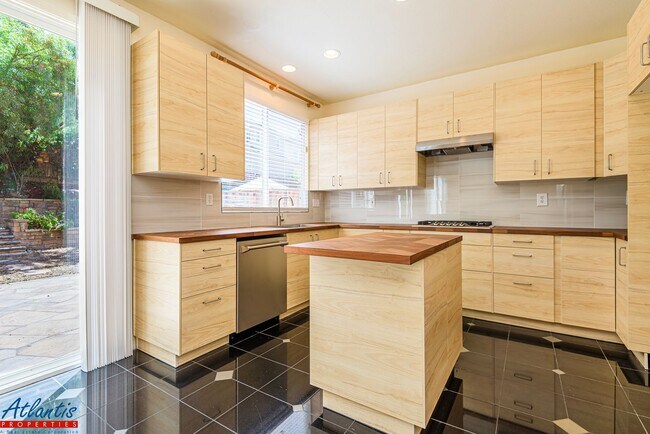 Building Photo - Beautiful Home | Remodeled Kitchen | Centr...