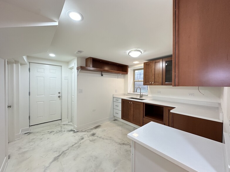 Building Photo - 2537 N Kildare Ave