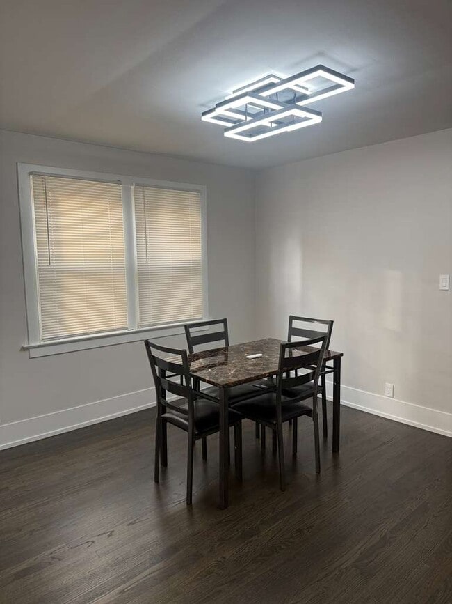 Building Photo - 4846 W Roscoe St