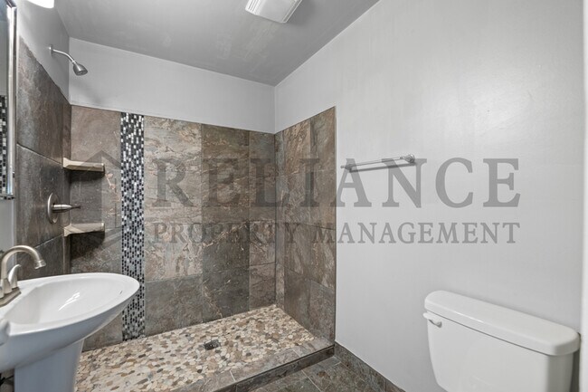 Building Photo - 332 N Rutan St