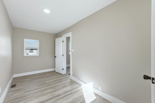 Building Photo - 2221 Eby Ave