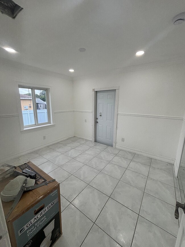 Building Photo - 250 E 34th St