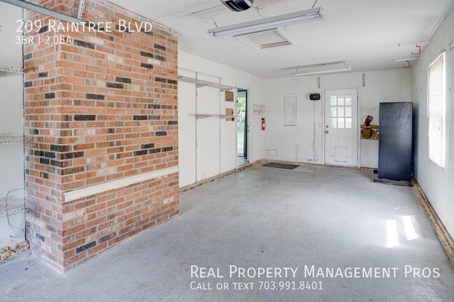 Building Photo - 209 Raintree Blvd
