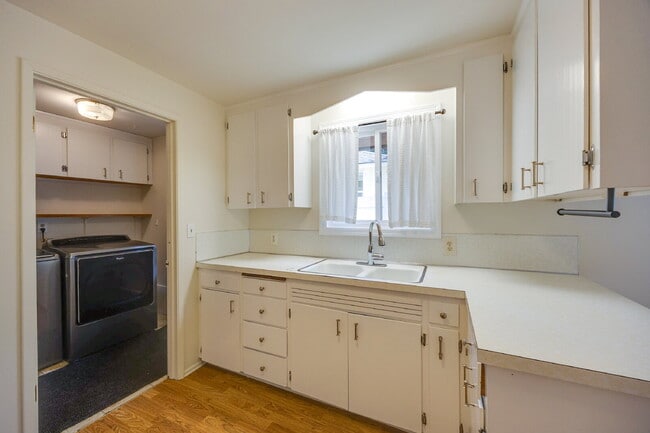 Building Photo - Charming House For Rent in Burien! Full Si...