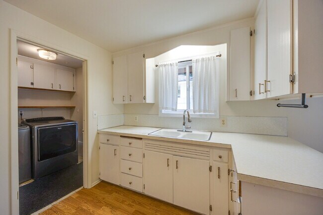 Building Photo - **NO SHOWINGS, WE ALREADY HAVE AN APPLICAT...