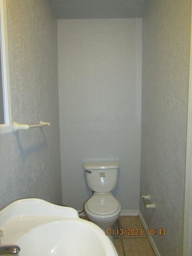 Building Photo - Close to shopping, Comanche hospital and Cameron University