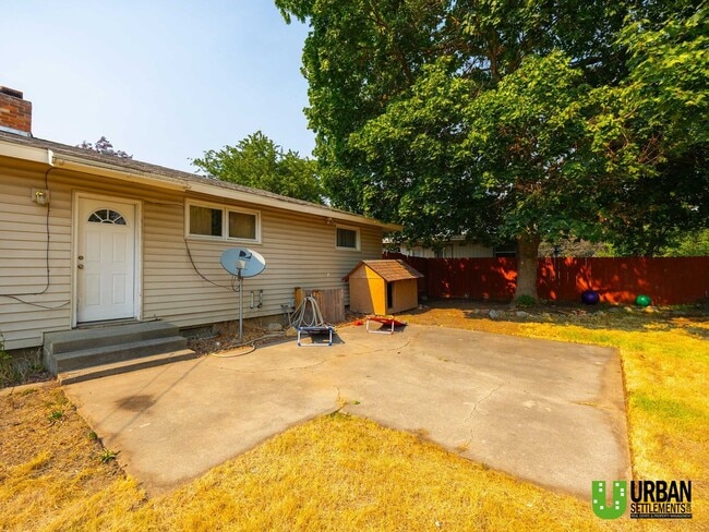 Building Photo - 2104 N Dale Ln