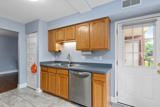 Building Photo - 11112 E Cove Cir