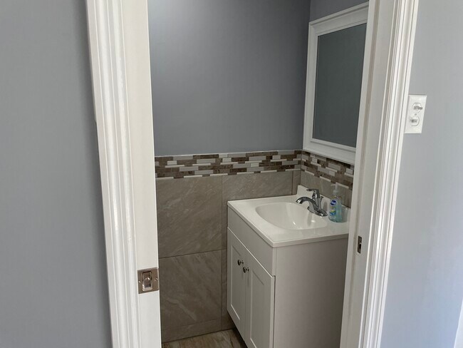 Building Photo - 704 Locust St