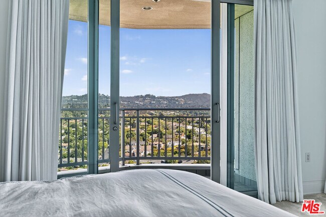 Building Photo - 10727 Wilshire Blvd