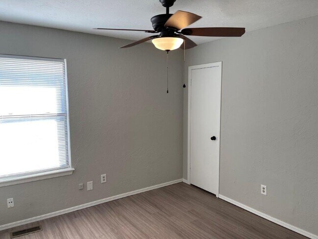Building Photo - Remodeled , modern and lots of New in Moor...