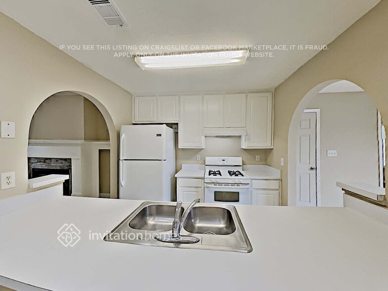 Building Photo - 3700 Pointe Cir