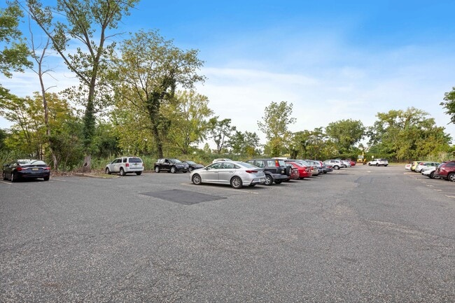 Building Photo - 220 Meadow Ln