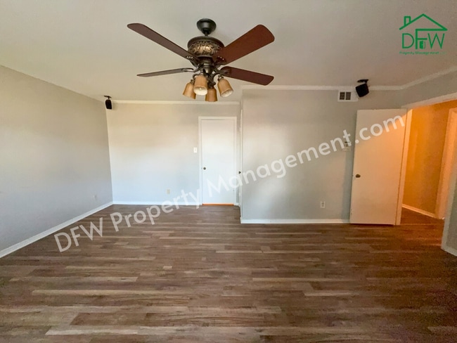 Building Photo - Charming 3-Bedroom Home with Sunroom & Spacious Backyard in Irving!