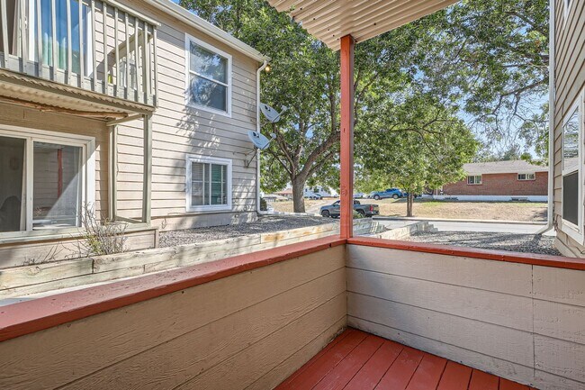 Building Photo - Newly Updated 2 Bedroom Condo- Move in ready! Move in Special $500 off 1st months rent!