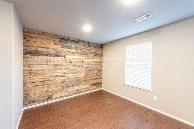 Building Photo - 1336 S Splash Dr