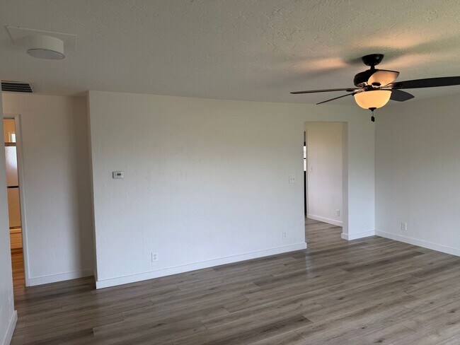 Building Photo - Updated 2 bedroom 1 bath duplex!