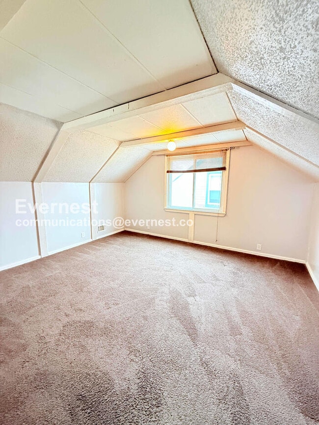 Building Photo - 3 Bed/2 Bath Home with Fenced Yard / Pet-Friendly / Vouchers Accepted / Available Now!