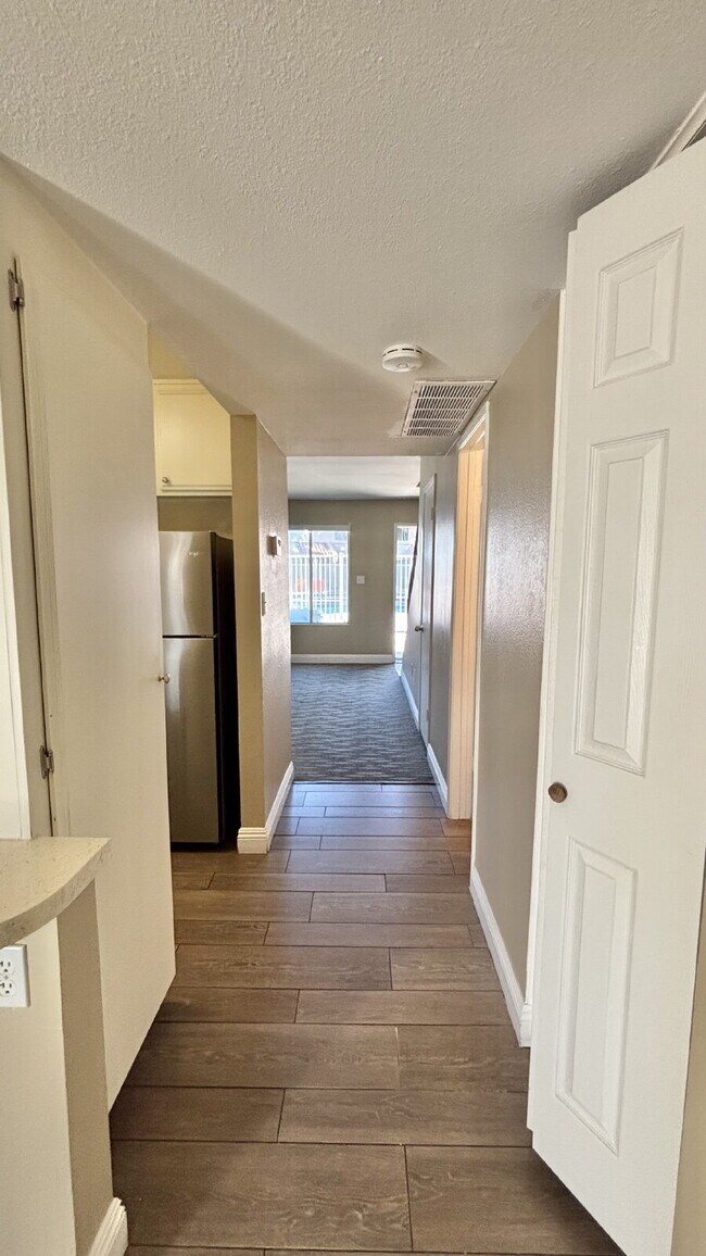 Building Photo - 2 Bedrooms Townhome Availble For Rent in I...