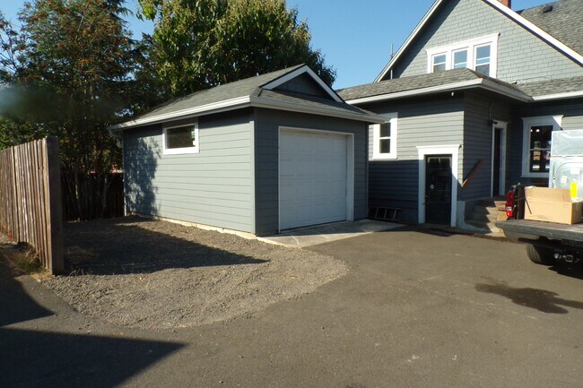 Building Photo - 4912 SE 99th Ave