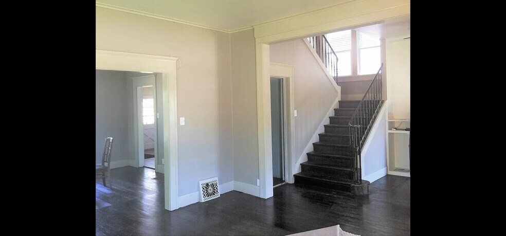 Building Photo - 901 S Broadway St