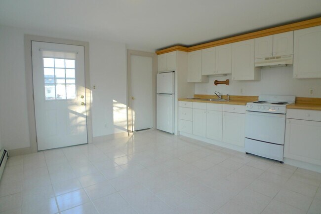 Building Photo - 83 Main St