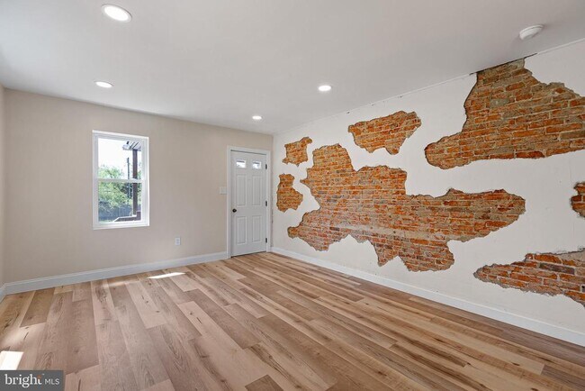 Building Photo - 563 Rosedale Rd