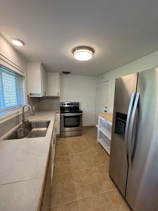 Building Photo - 4 Bedroom, 2 Bath House in SE Eugene