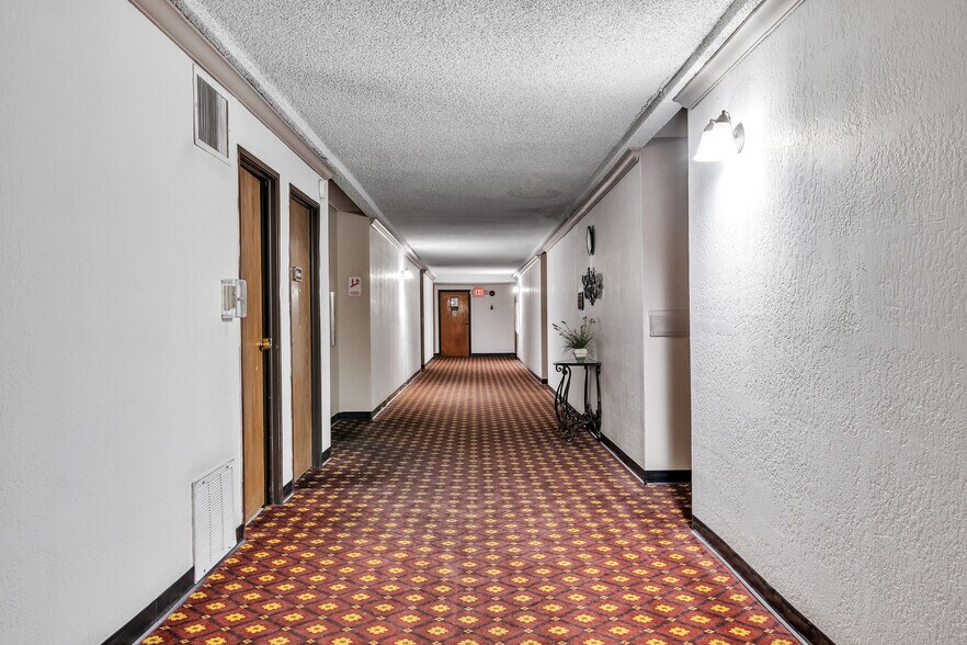 Building Photo - 725 N Royal Crest Cir