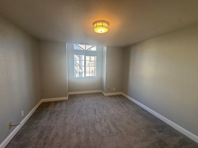 Building Photo - Charming top-level 2-bedroom, 1-bath condo in a highly desirable gated community.