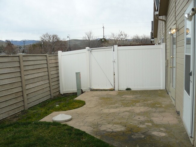 Building Photo - 2 Bedroom, 1.5 Bath Townhome