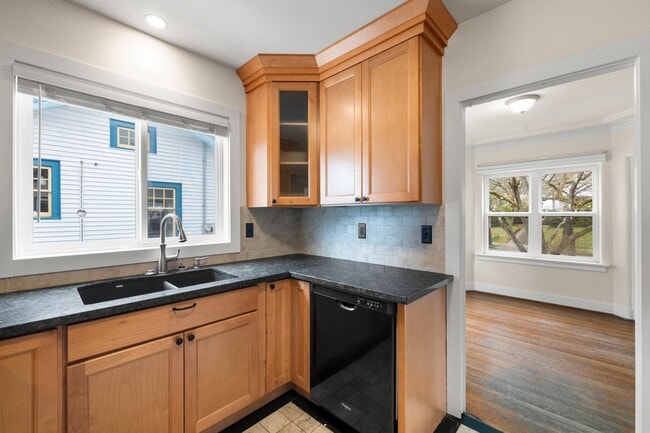 Building Photo - 2 bedroom 1 bath with full basement in Sellwood!