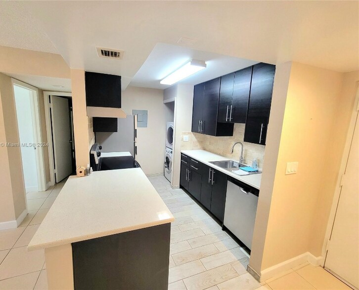 Primary Photo - 210 Lakeview Dr