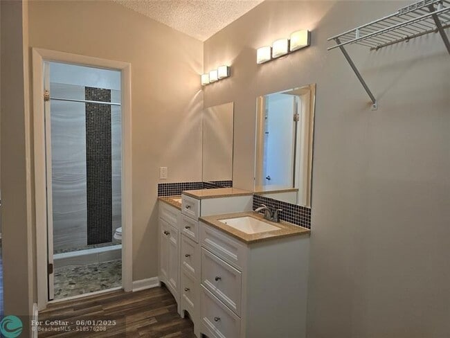 Building Photo - 4455 Carambola Cir N