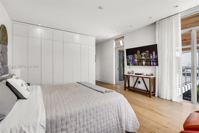 Building Photo - 230 W McIntyre St